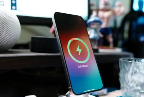 魏县苹果15换屏服务分享用什么充电器给iPhone15充电更好 